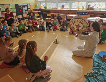 Muzikoterapie v 1. třídách: Hravé objevování zvuků