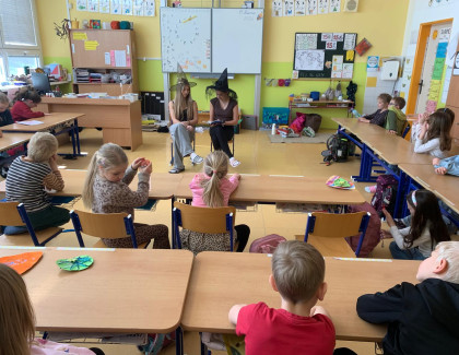 Deváťačky potěšily prvňáčky kouzelným příběhem