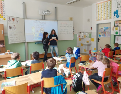   Žákyně v roli učitelek angličtiny