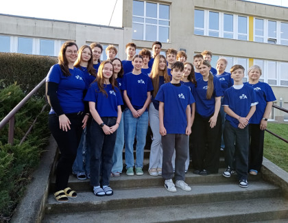 Předávání absolventských triček žákům 9.A