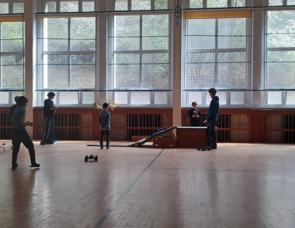 Když deváťáci baví družinu: RC auta v akci