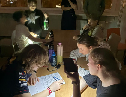 Noc plná dobrodružství a cestování kolem světa