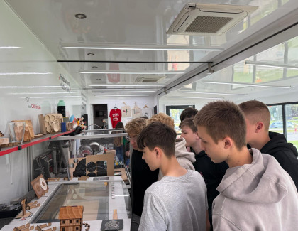 Osmáci a deváťáci navštívili pojízdnou laboratoř