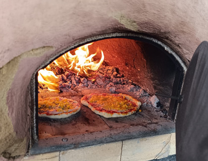 8.A pekla pizzu ve školní peci.