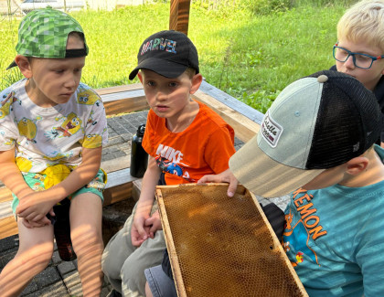 Návštěva prvních tříd ve školním včelíně