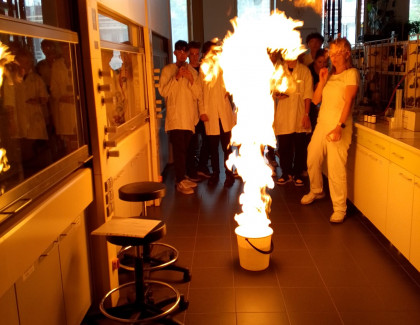 Deváťáci v chemické laboratoři